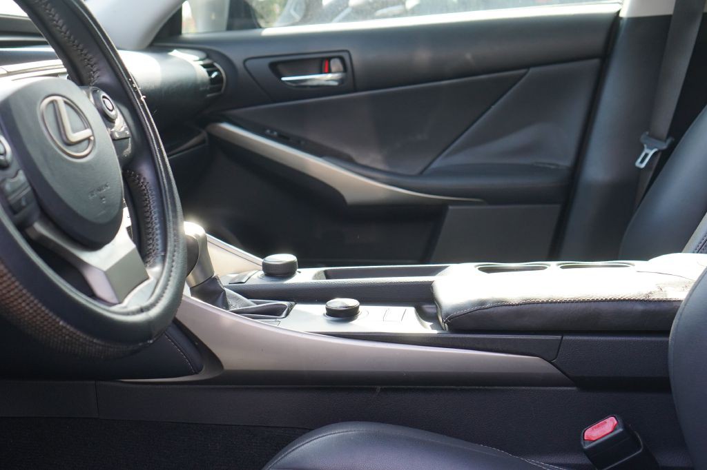 2015 Lexus IS Image 11