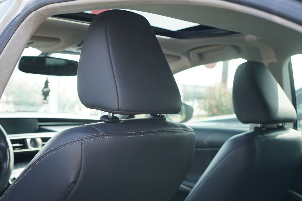 2015 Lexus IS Image 18