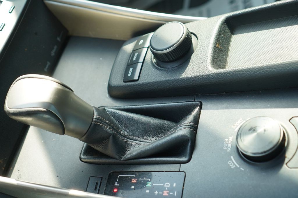 2015 Lexus IS Image 24