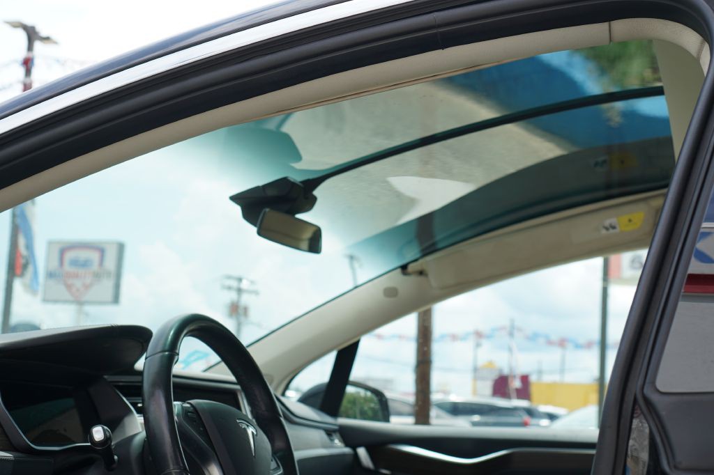 2016 Tesla Model X Image 11