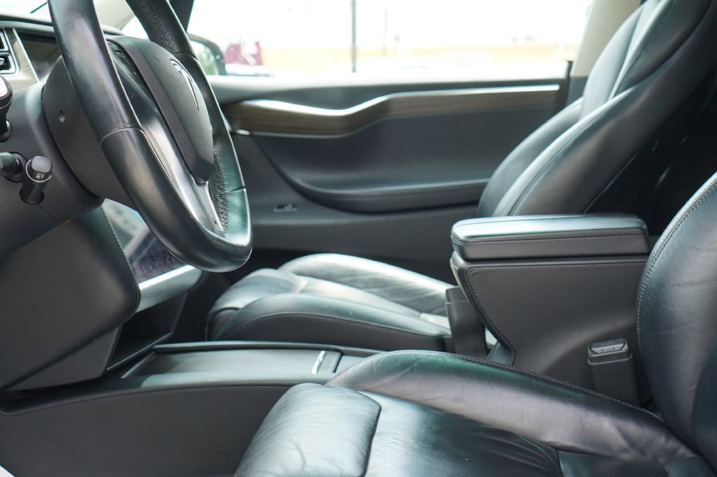 2016 Tesla Model X Image 13