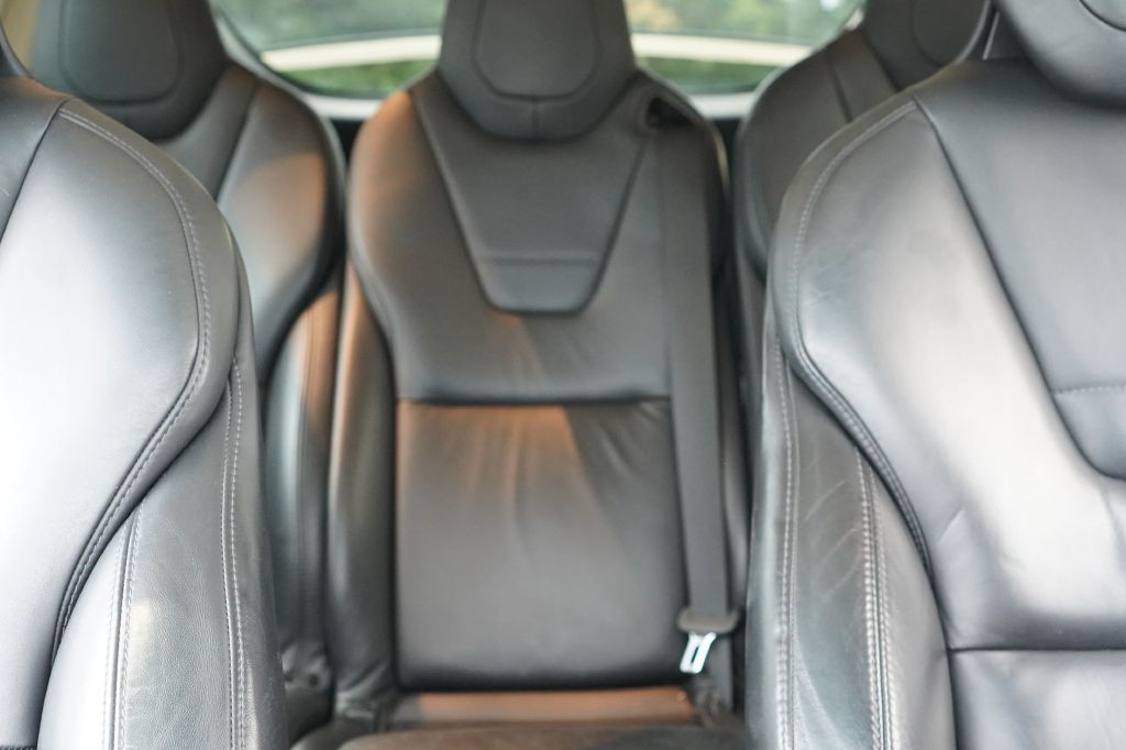2016 Tesla Model X Image 16