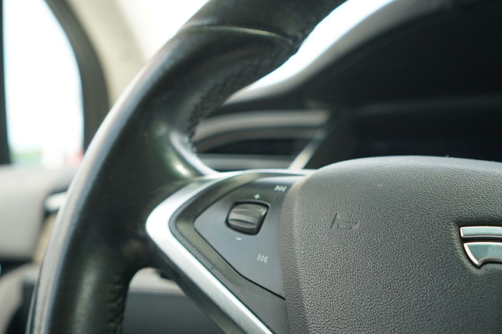 2016 Tesla Model X Image 21