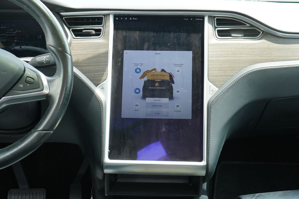 2016 Tesla Model X Image 23