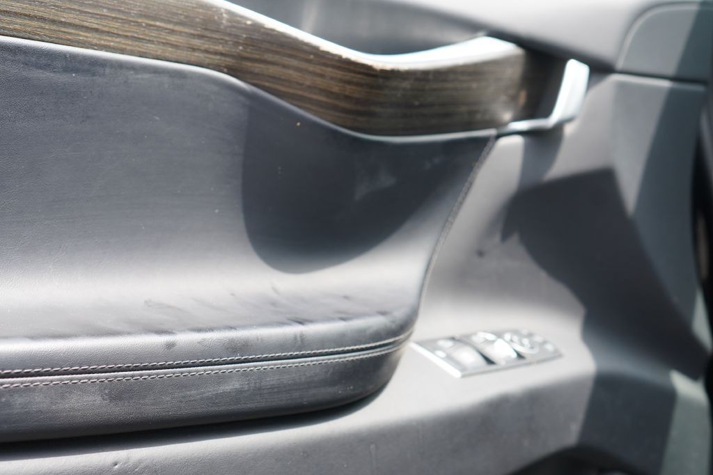 2016 Tesla Model X Image 28