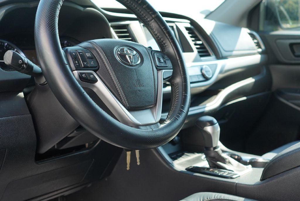 2015 Toyota Highlander Image 9