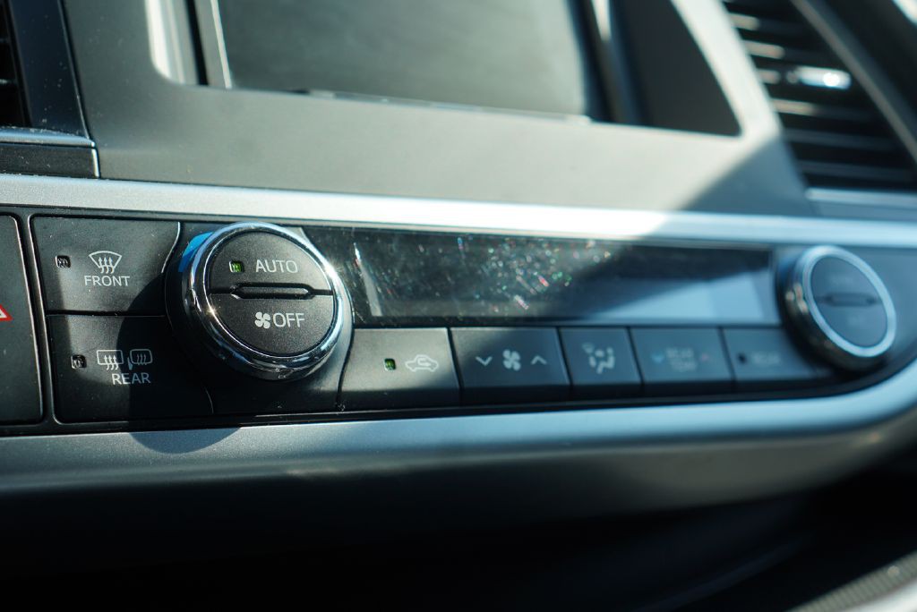 2015 Toyota Highlander Image 16