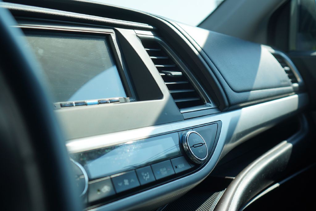 2015 Toyota Highlander Image 17