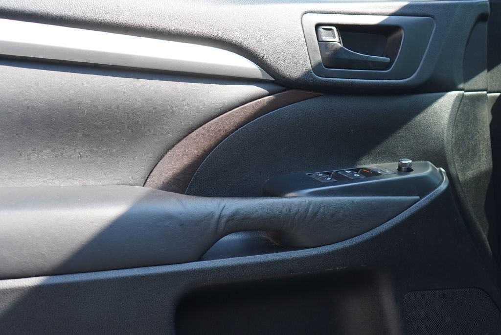 2015 Toyota Highlander Image 19