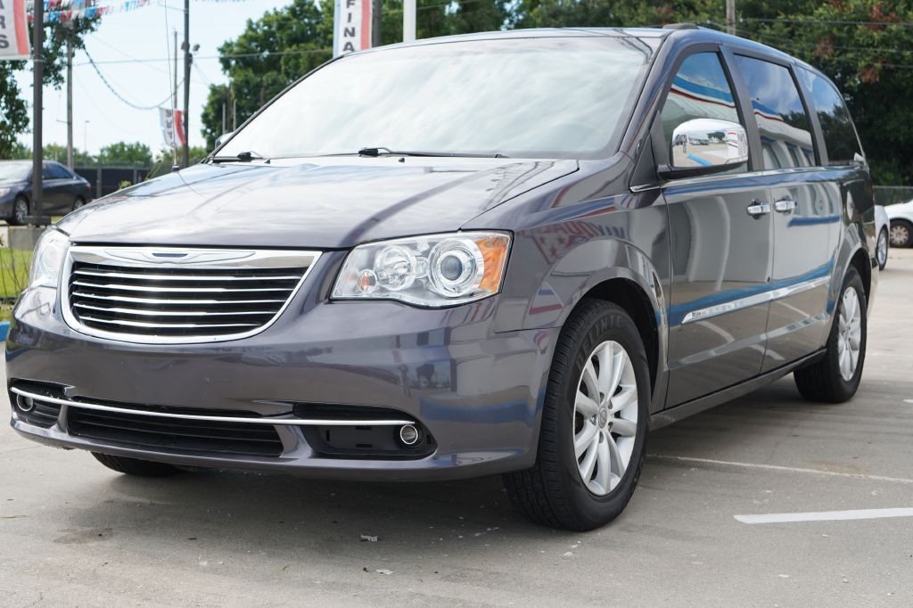 2016 Chrysler Town & Country Image 3