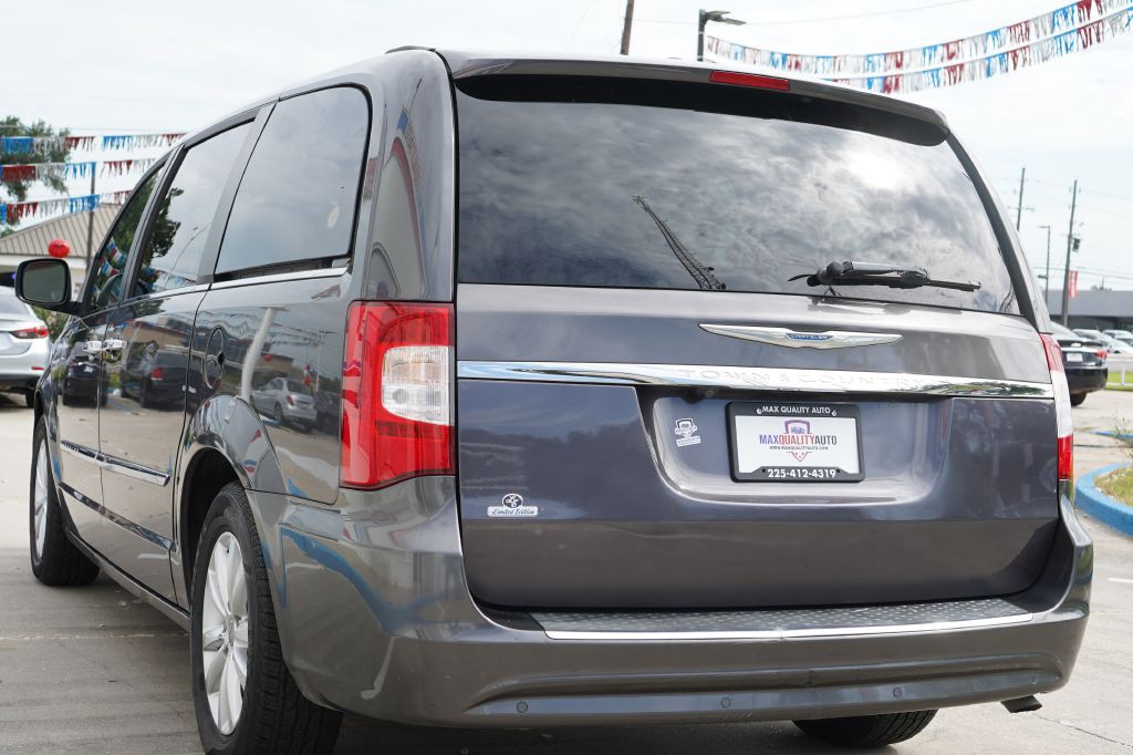 2016 Chrysler Town & Country Image 5