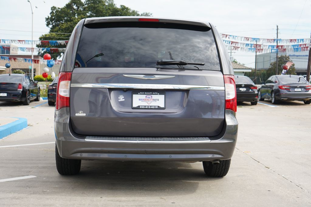 2016 Chrysler Town & Country Image 6