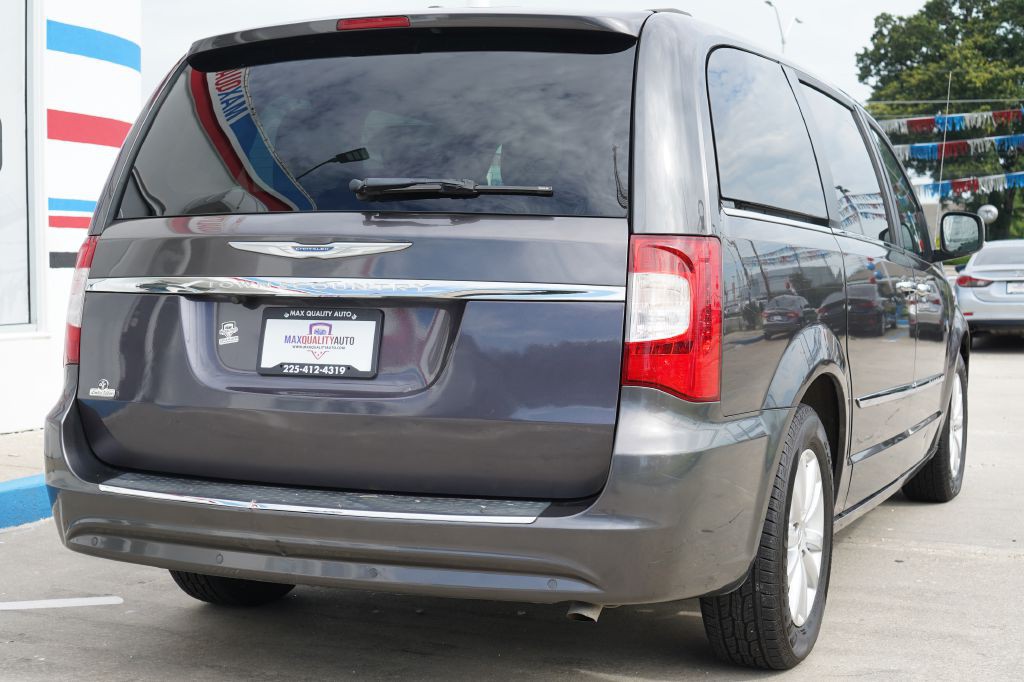 2016 Chrysler Town & Country Image 7