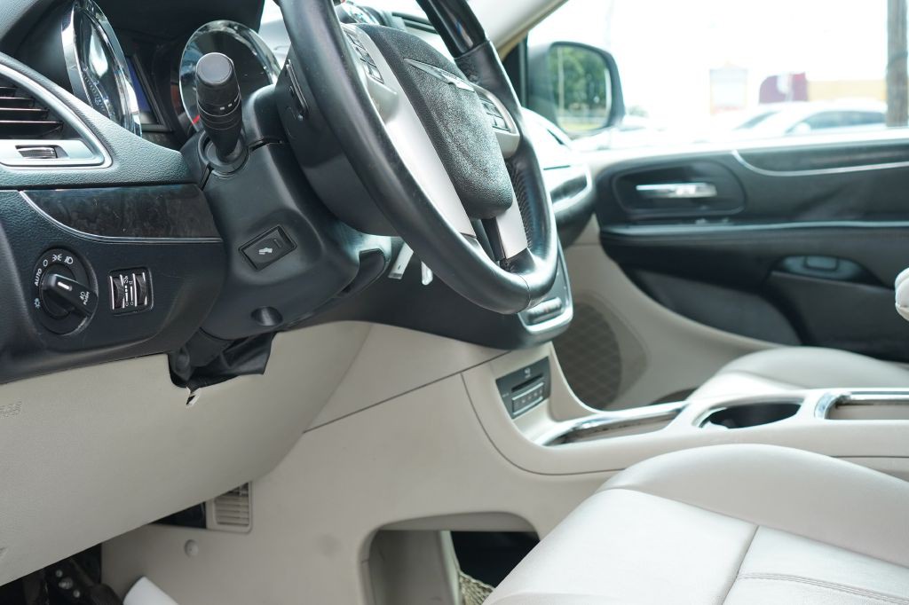 2016 Chrysler Town & Country Image 8
