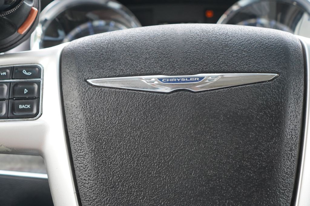 2016 Chrysler Town & Country Image 11
