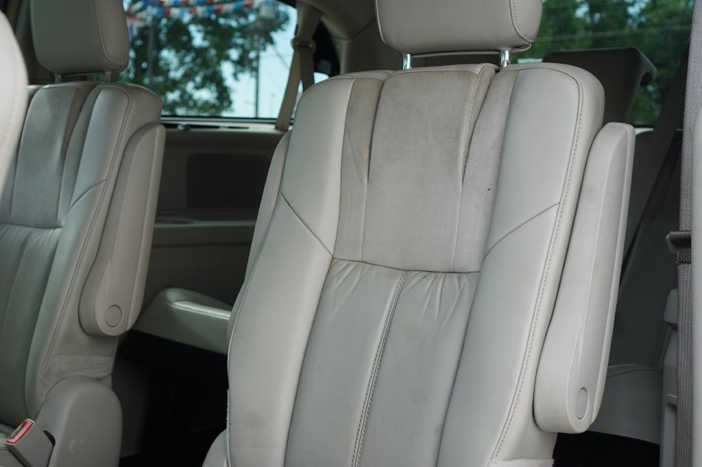 2016 Chrysler Town & Country Image 19