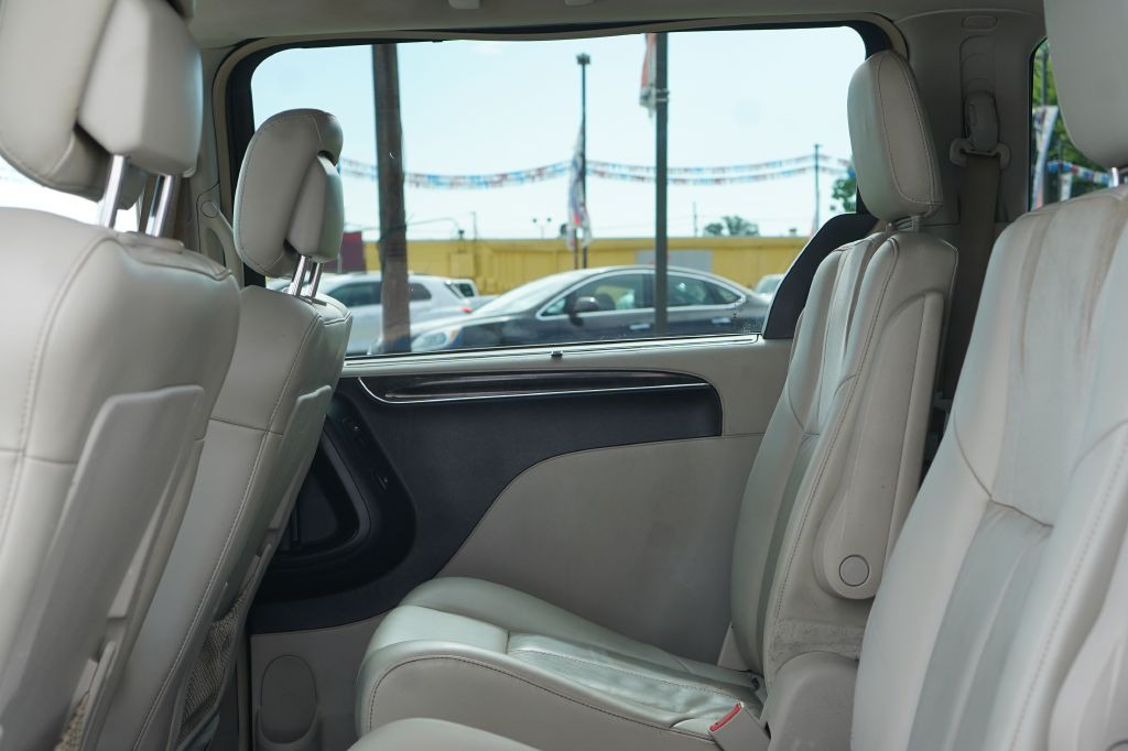 2016 Chrysler Town & Country Image 20