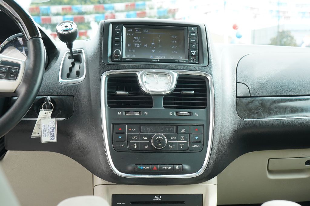 2016 Chrysler Town & Country Image 22