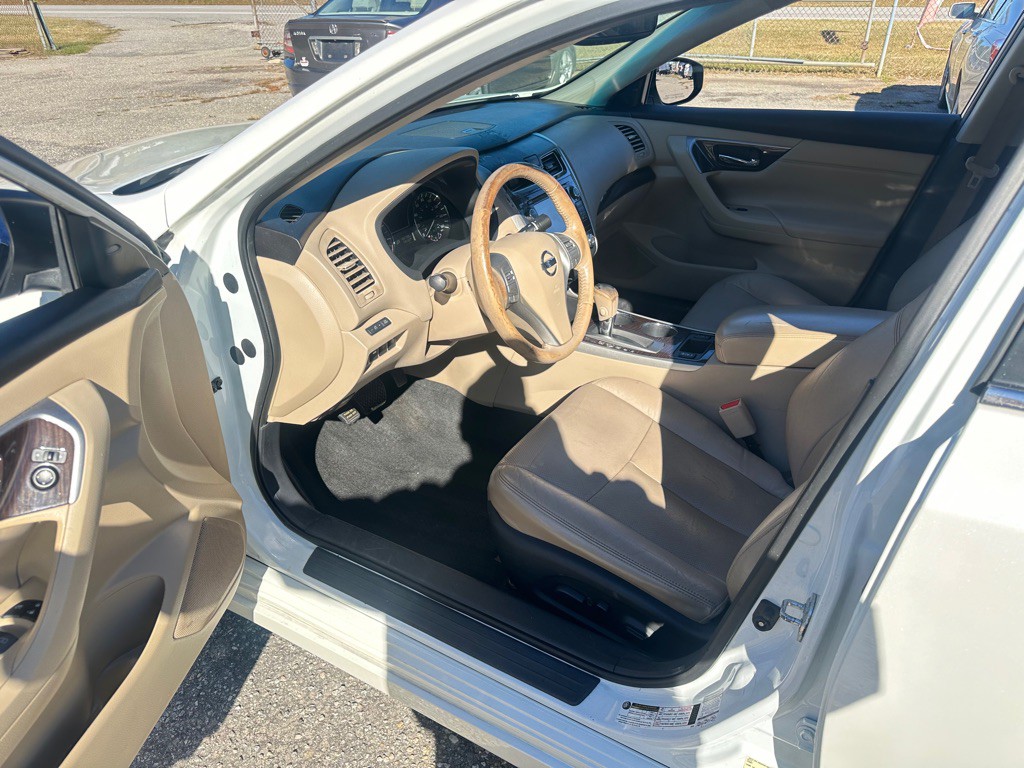 2015 Nissan Altima Image 9