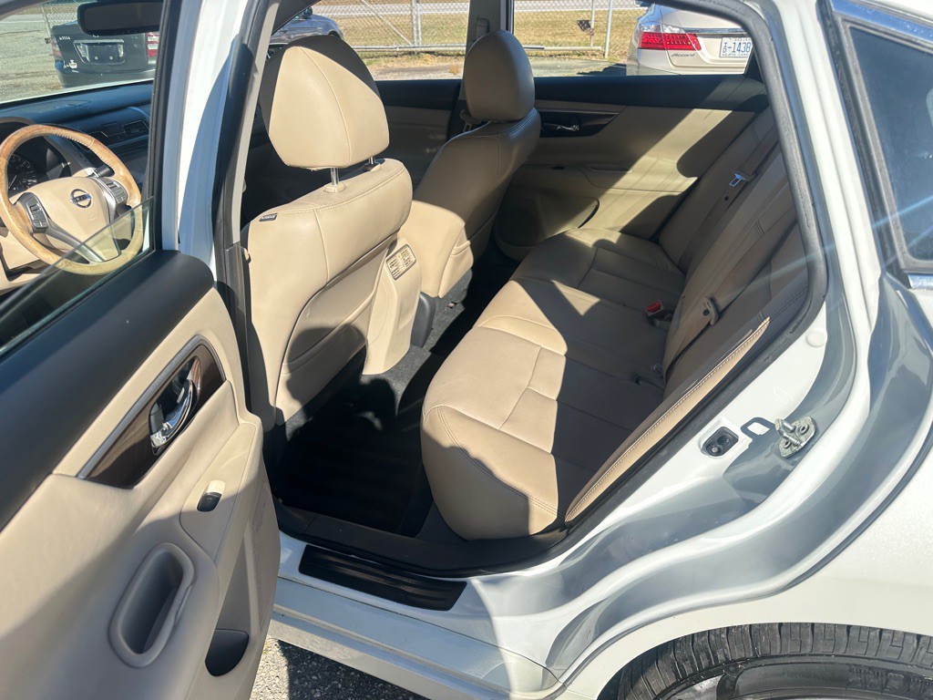 2015 Nissan Altima Image 10
