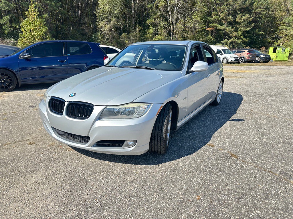2011 BMW 3 Series Image 2