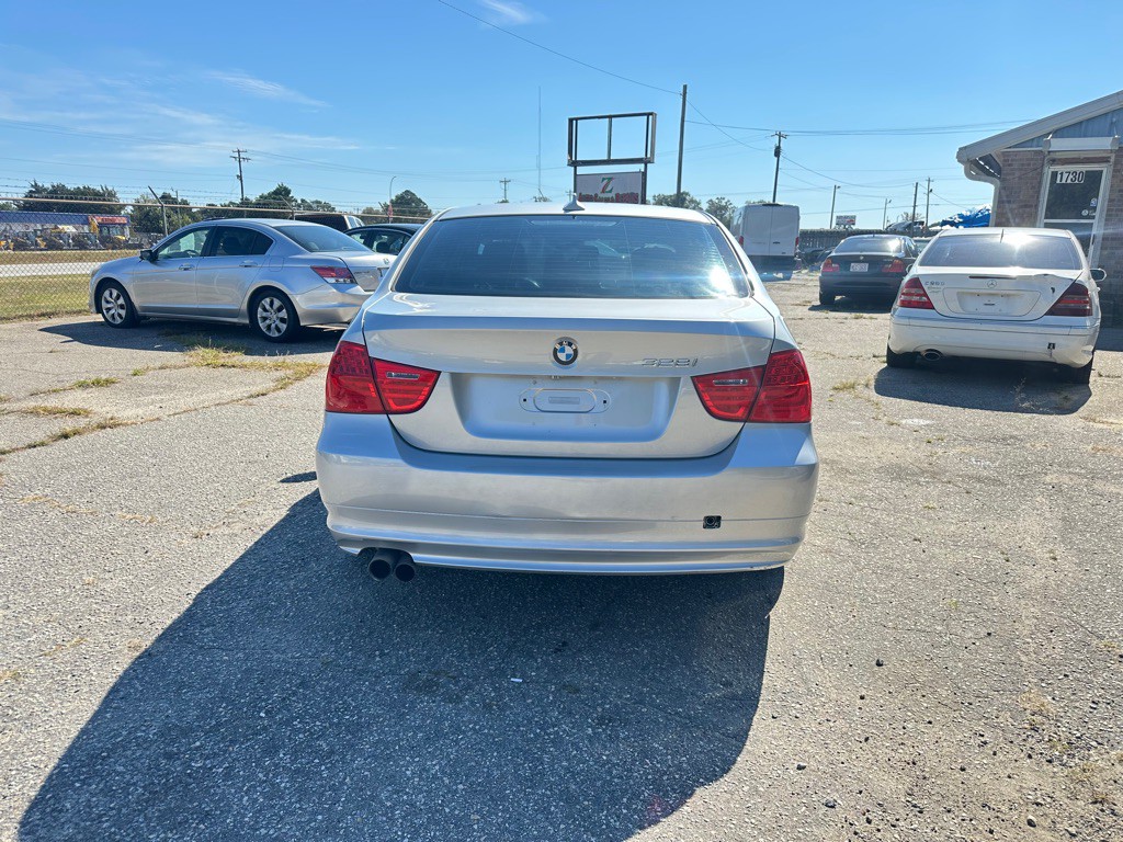 2011 BMW 3 Series Image 6