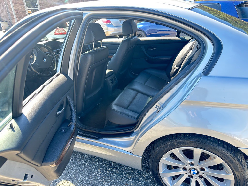 2011 BMW 3 Series Image 9