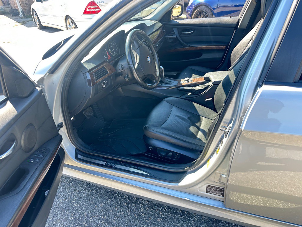 2011 BMW 3 Series Image 11