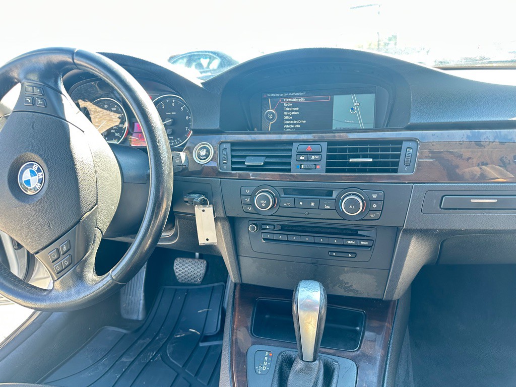 2011 BMW 3 Series Image 13