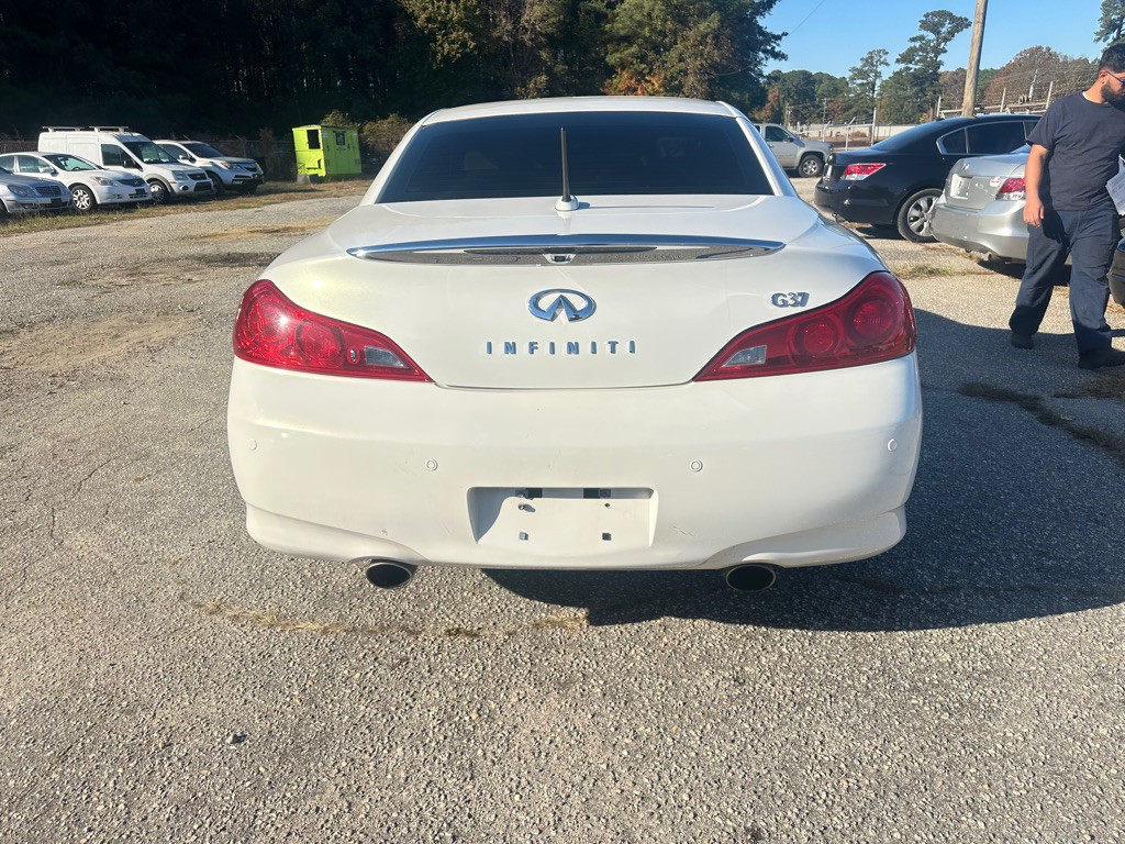 2011 INFINITI G37 Image 6
