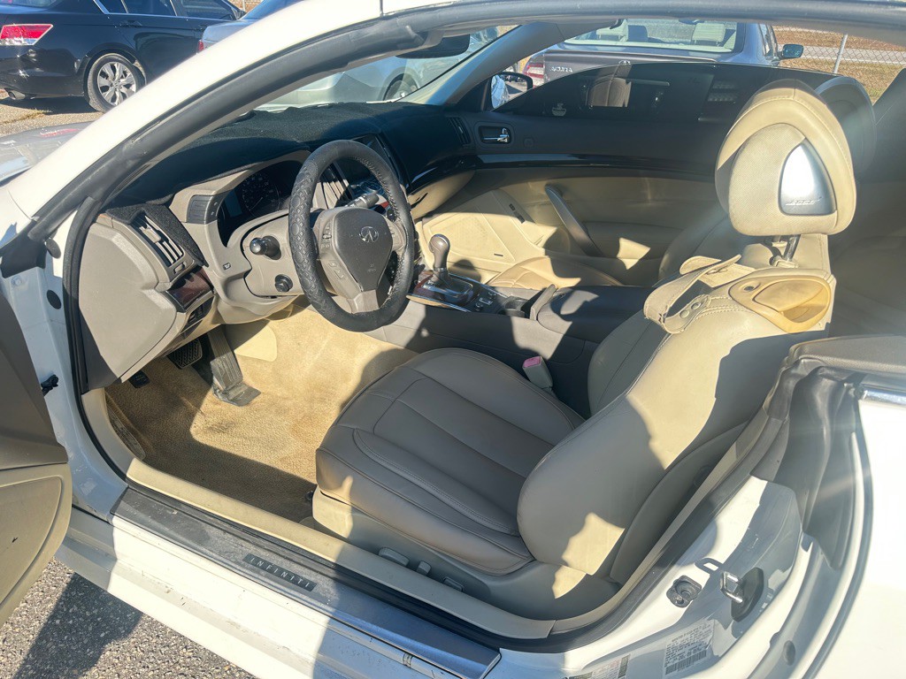 2011 INFINITI G37 Image 9