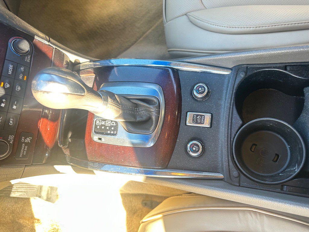 2011 INFINITI G37 Image 12