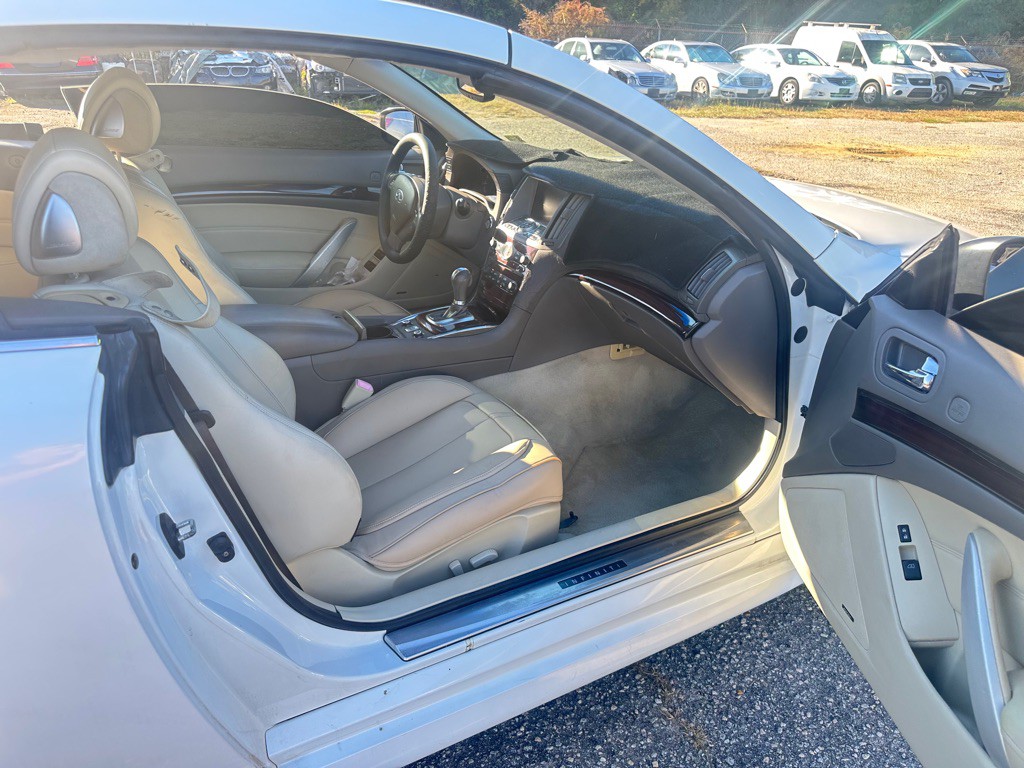 2011 INFINITI G37 Image 13