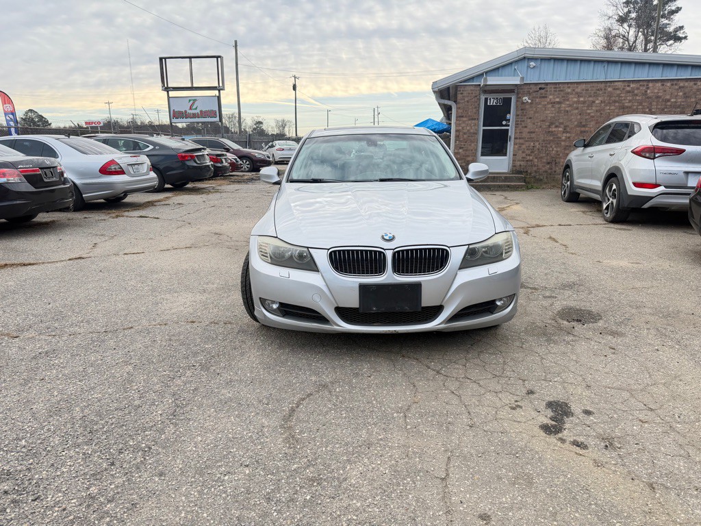 2011 BMW 3 Series Image 2