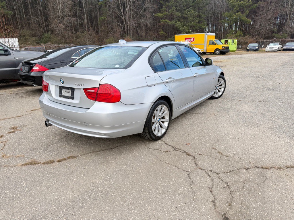 2011 BMW 3 Series Image 5