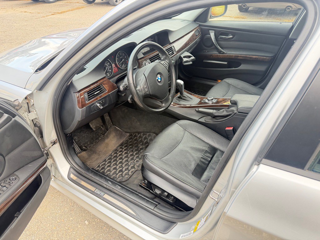 2011 BMW 3 Series Image 9