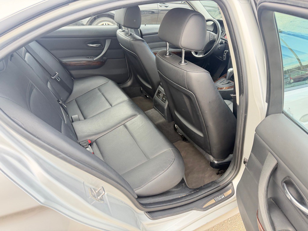 2011 BMW 3 Series Image 11