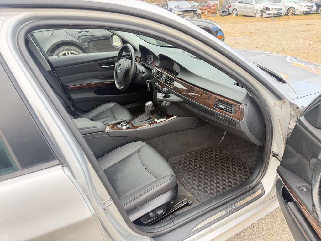 2011 BMW 3 Series Image 13