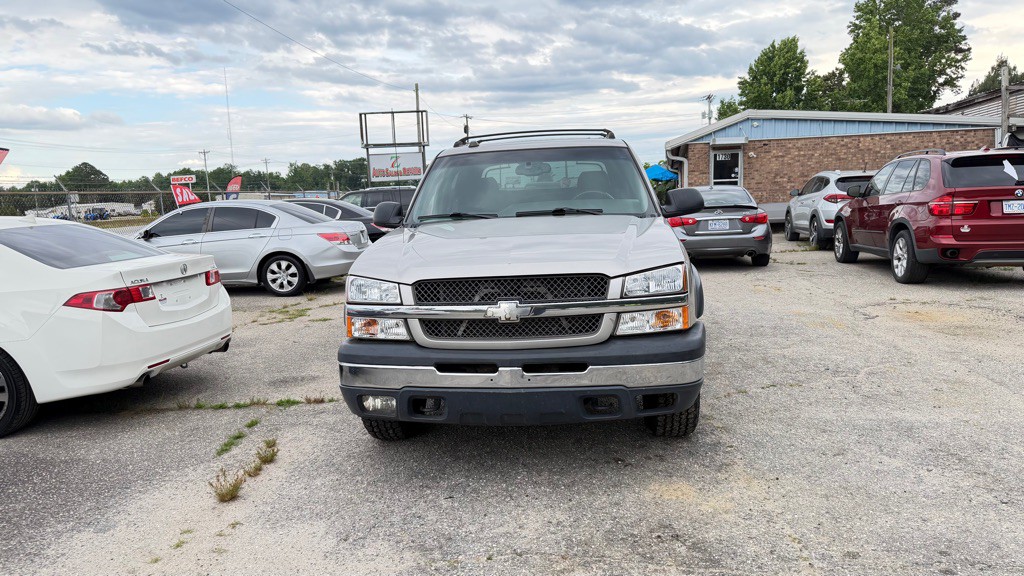 2004 Chevrolet Avalanche Image 2