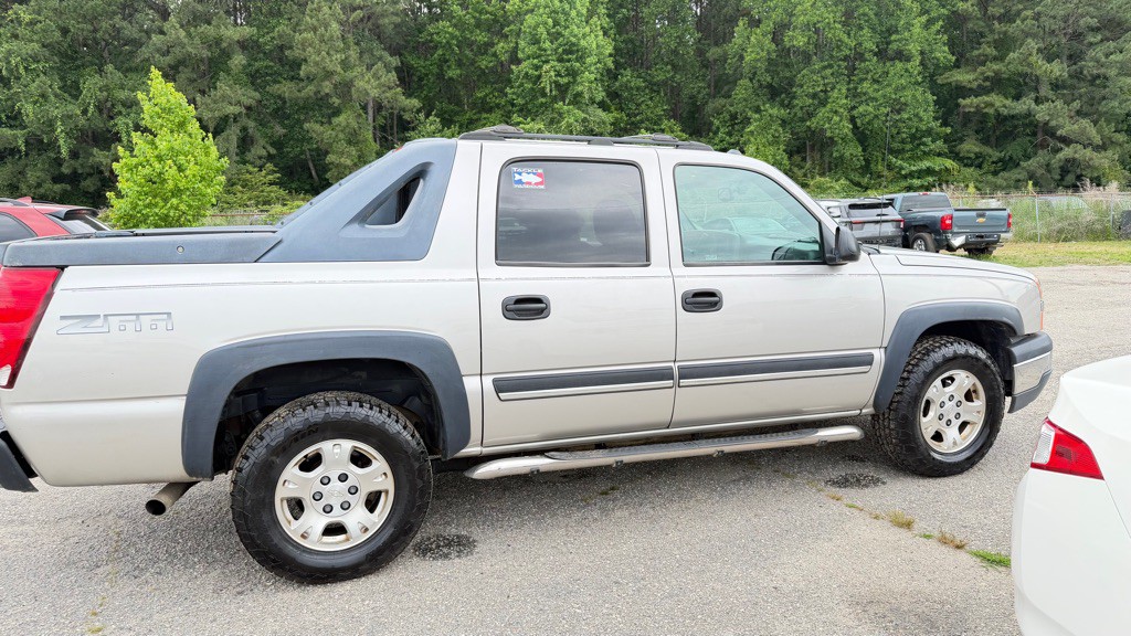 2004 Chevrolet Avalanche Image 4