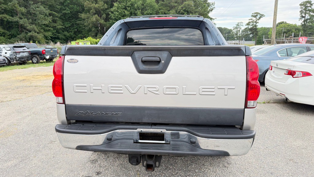 2004 Chevrolet Avalanche Image 5