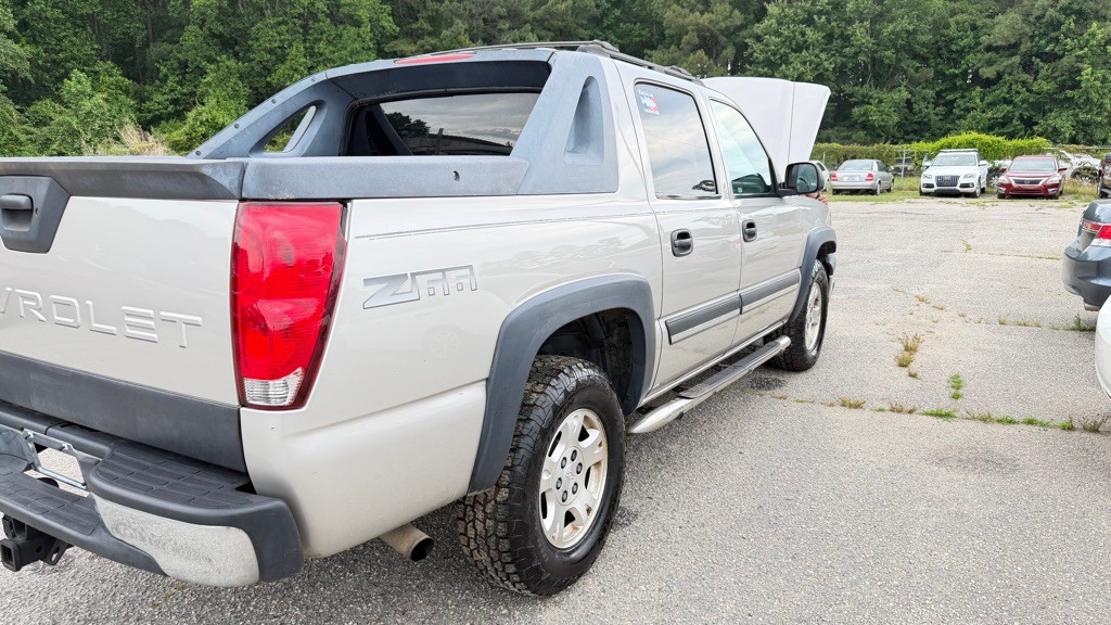 2004 Chevrolet Avalanche Image 7