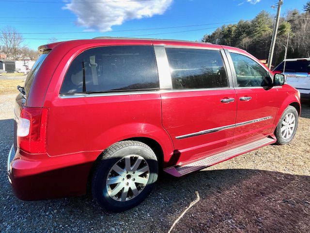 2011 Chrysler Town & Country Image 2