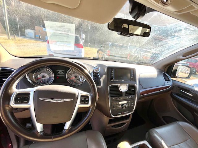 2011 Chrysler Town & Country Image 5