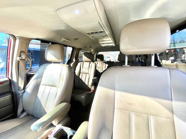 2011 Chrysler Town & Country Image 8