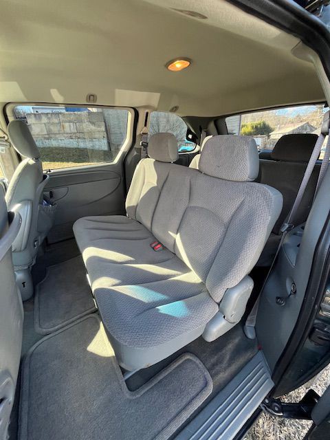 2007 Chrysler Town & Country Image 3