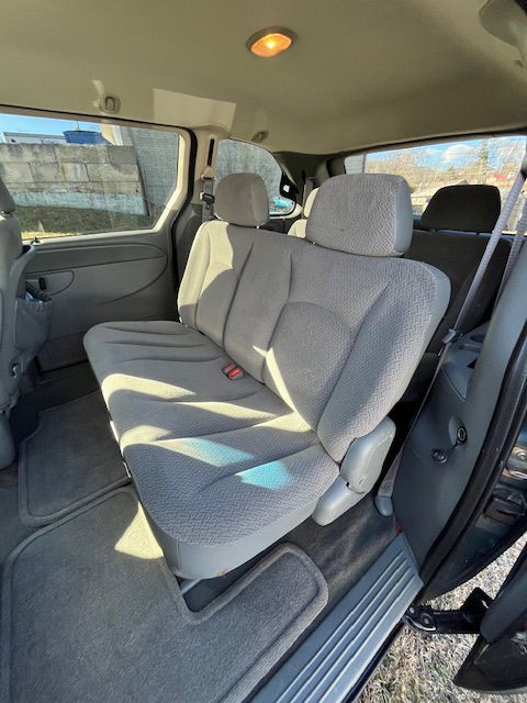 2007 Chrysler Town & Country Image 6