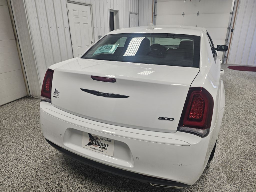 2022 Chrysler 300 Image 6