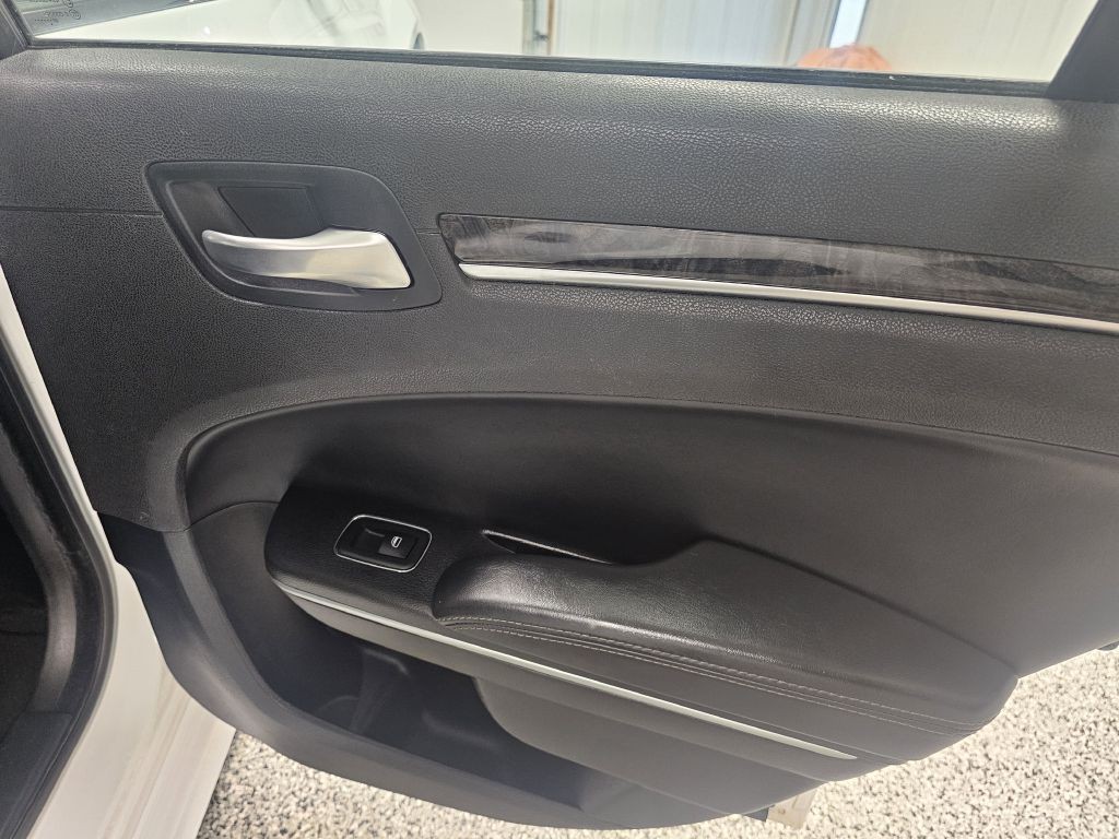 2022 Chrysler 300 Image 13