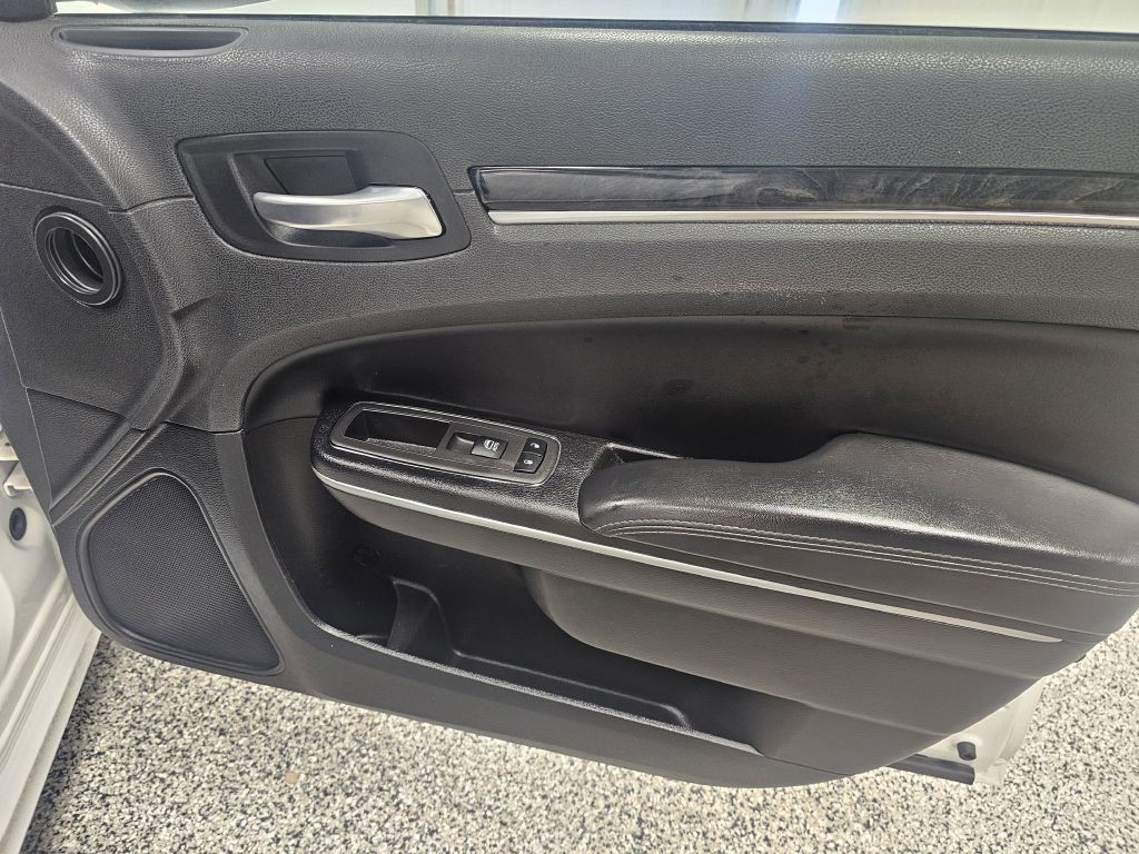 2022 Chrysler 300 Image 15